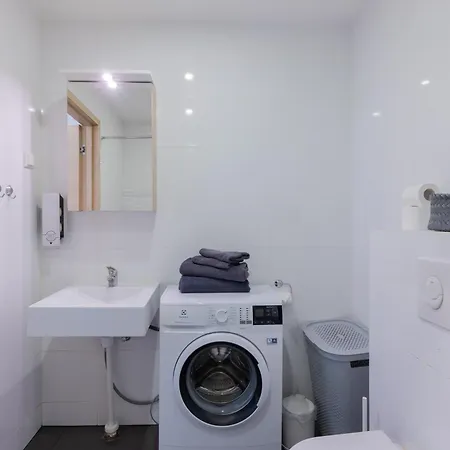 Paernu Beachside Apartment I Aisa 39 With Balcony & Free Parking 公寓 *